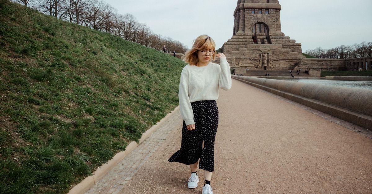 Midi-Röcke, die kleinen Frauen schmeicheln: Styling-Tricks für eine längere Silhouette