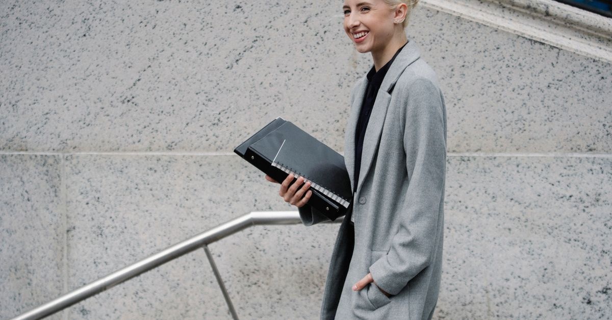 Stilvoll durch den Winter: Elegante Büro-Looks für Frauen, die warm halten