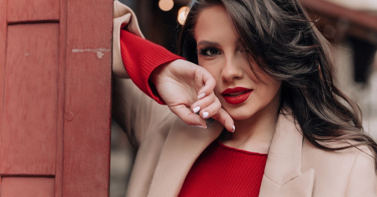 Welche Farben passen zu braunen Haaren? Die schönsten Outfit-Töne für deinen Look