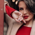 Welche Farben passen zu braunen Haaren? Die schönsten Outfit-Töne für deinen Look