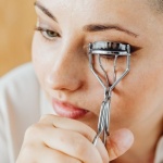 Saubere Wimpernzange, schöner Schwung: So reinigst du dein Beauty-Tool hygienisch und richtig