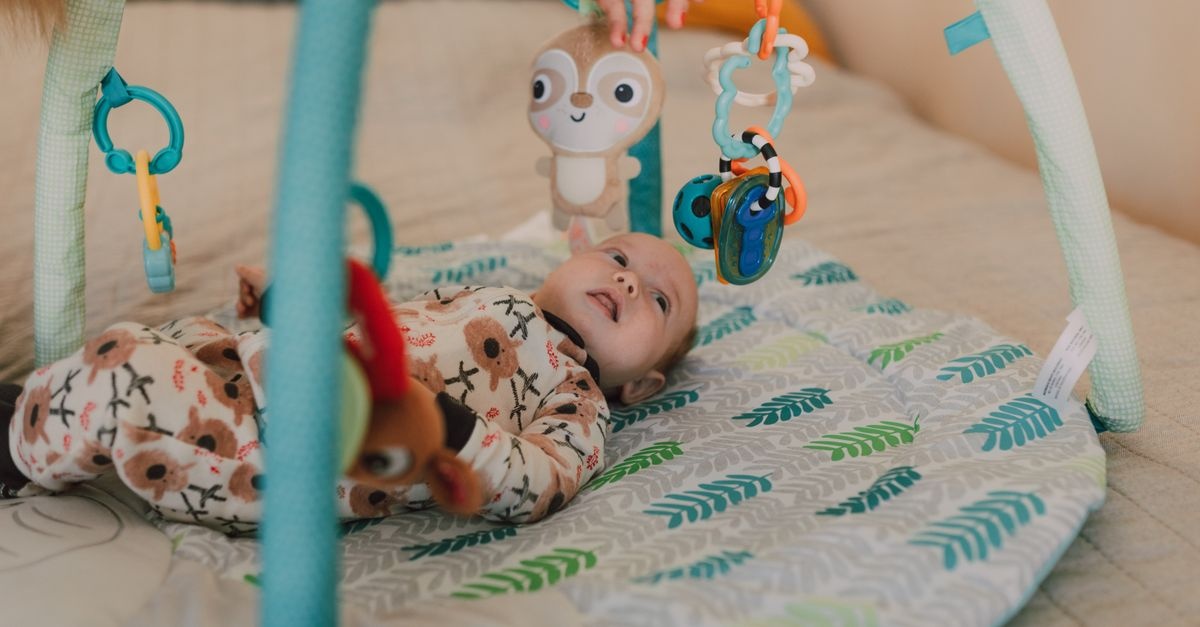 Sanftes Spielen mit Baby: Reizarme Ideen für entspannte Entdeckungsmomente