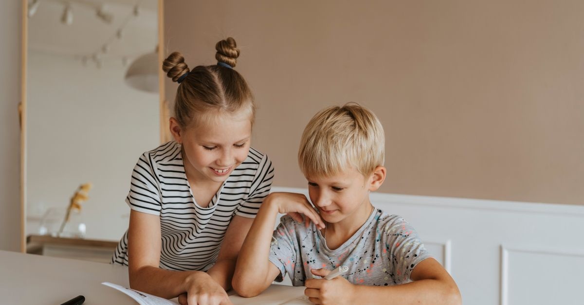 Lernen im Familien-Trubel: So gelingen Hausaufgaben, wenn das Geschwisterkind spielt