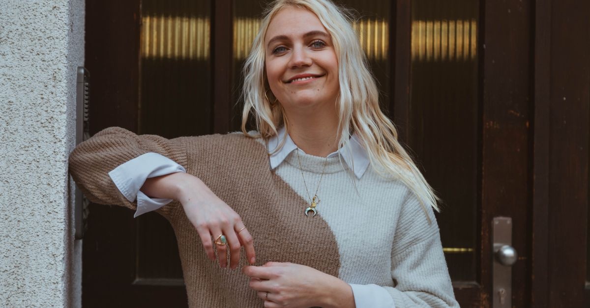 So setzt du farbige Akzente in einem schlichten Outfit – 7 Styling-Ideen, die sofort wirken