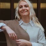 So setzt du farbige Akzente in einem schlichten Outfit – 7 Styling-Ideen, die sofort wirken