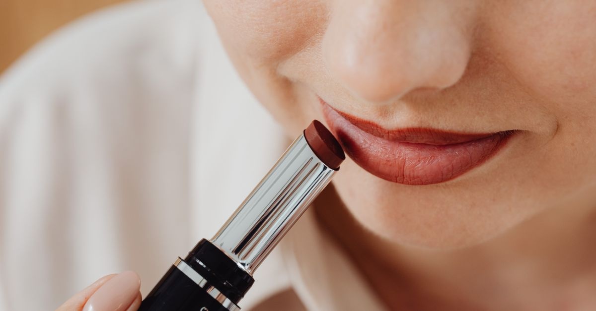 So entfernst du langanhaltenden Lippenstift sanft – ohne trockene oder gereizte Lippen