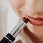 So entfernst du langanhaltenden Lippenstift sanft – ohne trockene oder gereizte Lippen