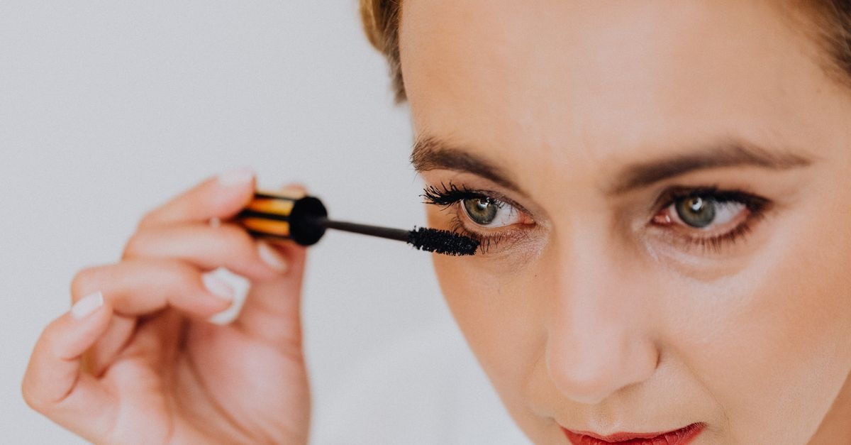 Strahlender Blick trotz Schlupflidern: Make-up-Tricks, die deine Augen größer wirken lassen