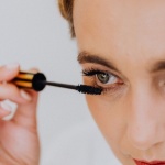 Strahlender Blick trotz Schlupflidern: Make-up-Tricks, die deine Augen größer wirken lassen