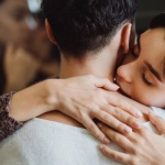 Wenn Nähe plötzlich fehlt: Was tun, wenn dein Partner emotional auf Distanz geht?