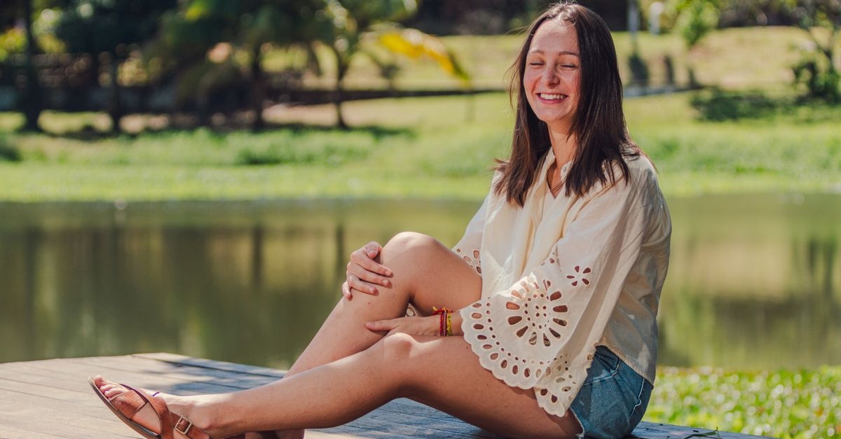Luftig & stilvoll: Die schönsten Sommer-Looks mit flachen Sandalen