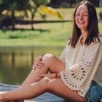 Luftig & stilvoll: Die schönsten Sommer-Looks mit flachen Sandalen